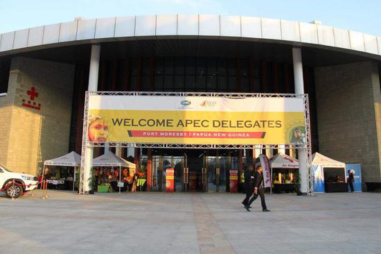 两名代表走过由中国援建的APEC会议举办场馆之一的巴新国际会议中心。人民日报记者王云松摄