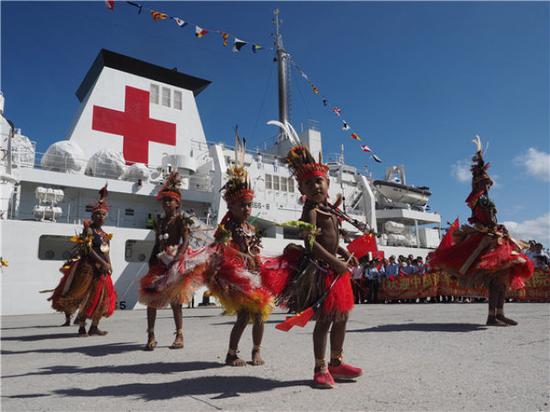 7月11日，在巴布亚新几内亚首都莫尔兹比港，当地民众跳起传统舞蹈，欢迎中国海军和平方舟医院船。执行“和谐使命-2018”任务的中国海军和平方舟医院船11日驶抵莫尔兹比港，开始对巴新进行为期8天的友好访问并提供人道主义医疗服务。新华社发（江山摄）